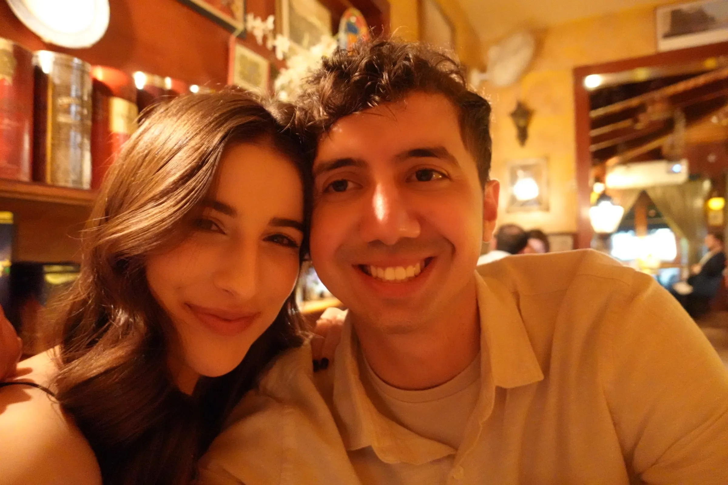 Ana Luisa e Misael abraçados
